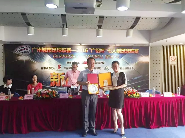 基金會(huì )監事夏文鋒與聲色體育總經(jīng)理曾巧瑩女士交換禮品